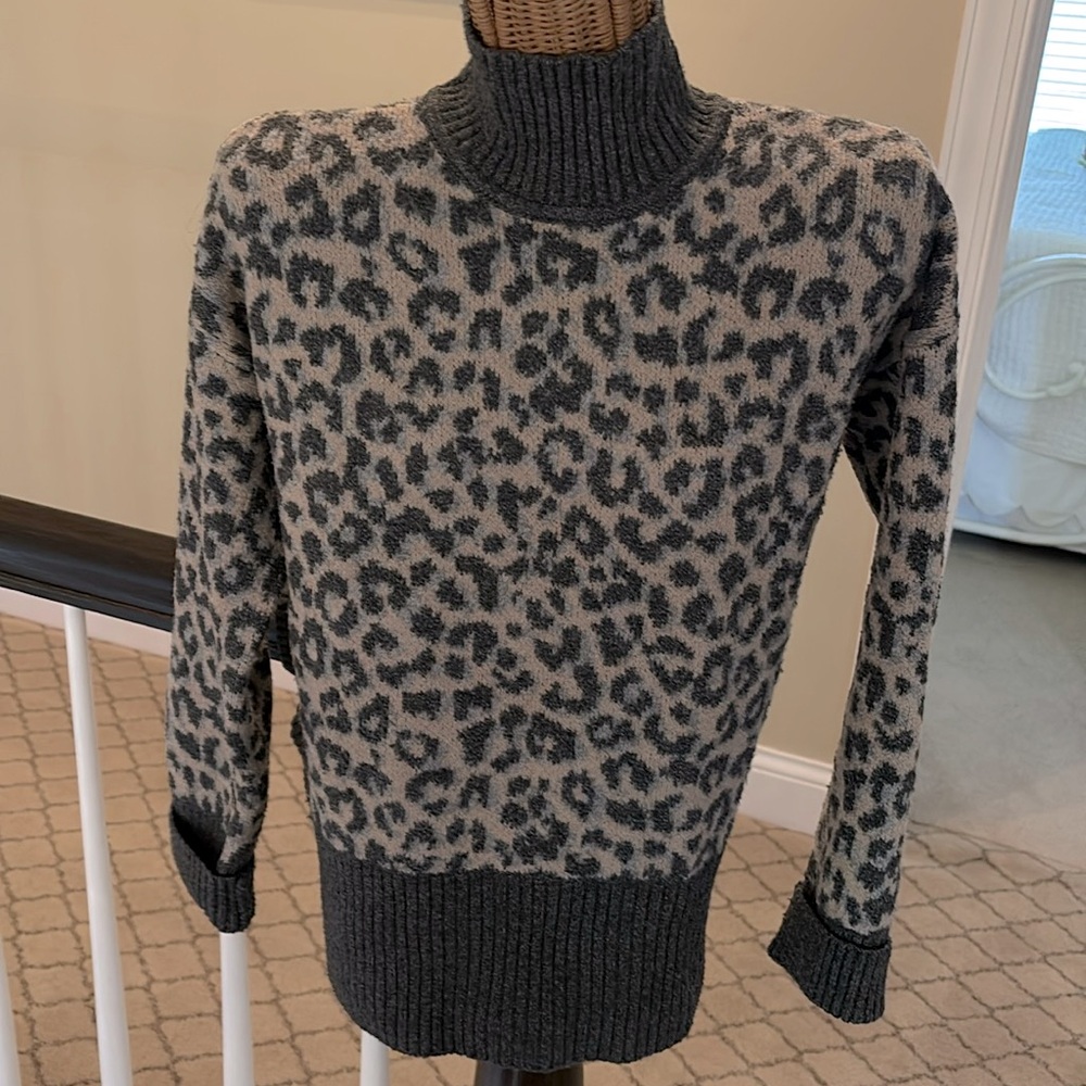 EUC sweater with leopard print in Gray, Beige and light gray   Size XS